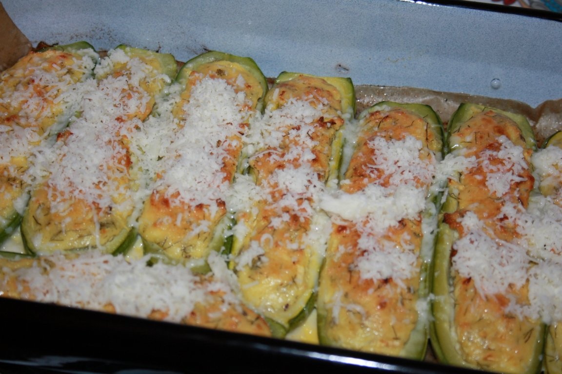 Corabioare de dovlecei umplute cu branza