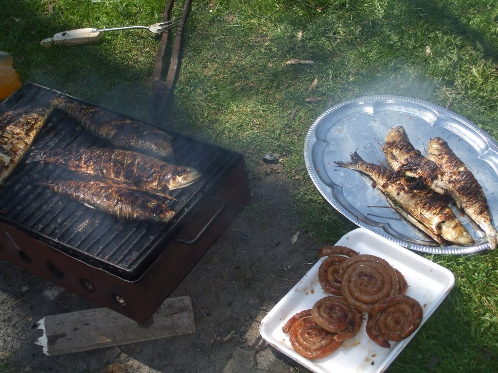 Scrumbie cu leustean la gratar
