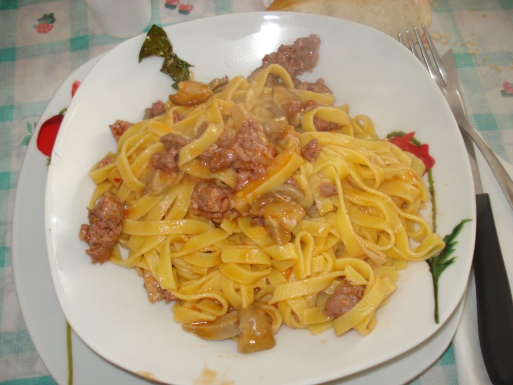 Fettuccine cu carnati si bureti