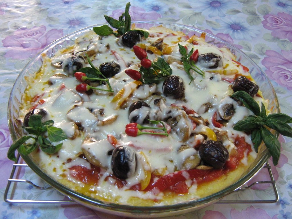 Pizza cu blat de mamaliga