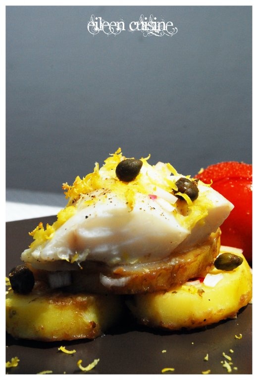 Cod la cuptor cu rosii cherry si cartofi in sos de capere