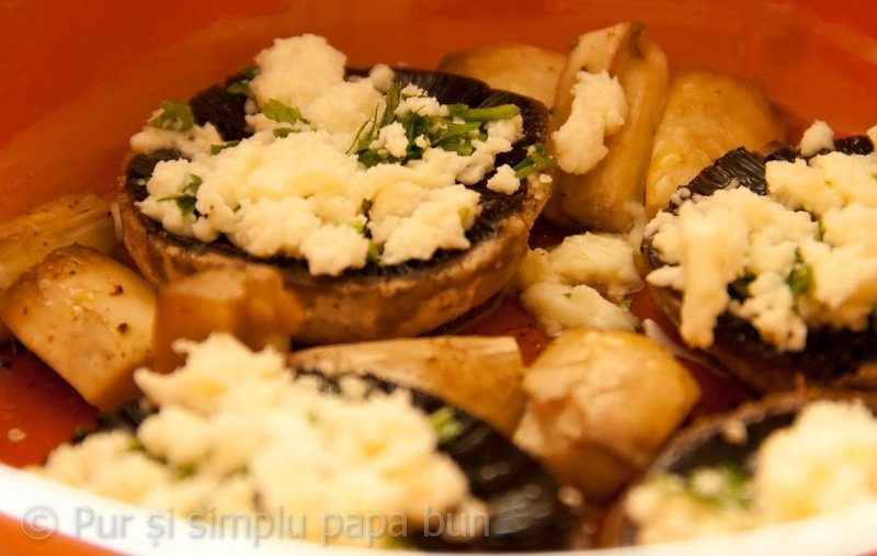 Ciuperci umplute cu brânză și cartofi la cuptor