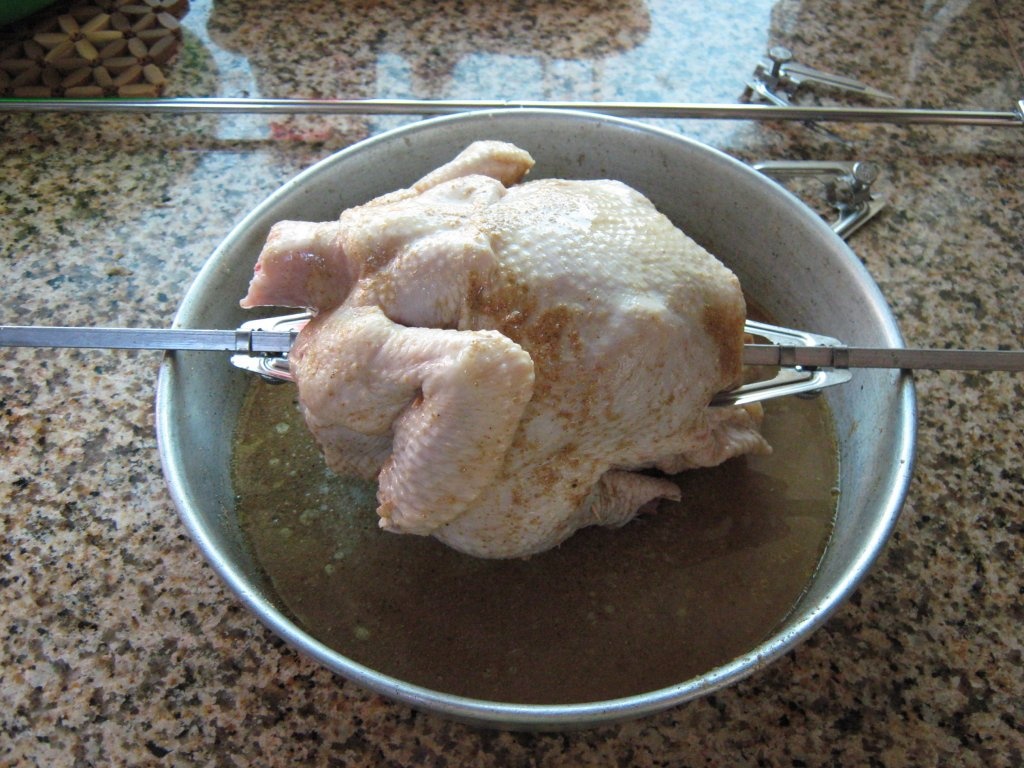 Pui la rotisor cu cartofi noi