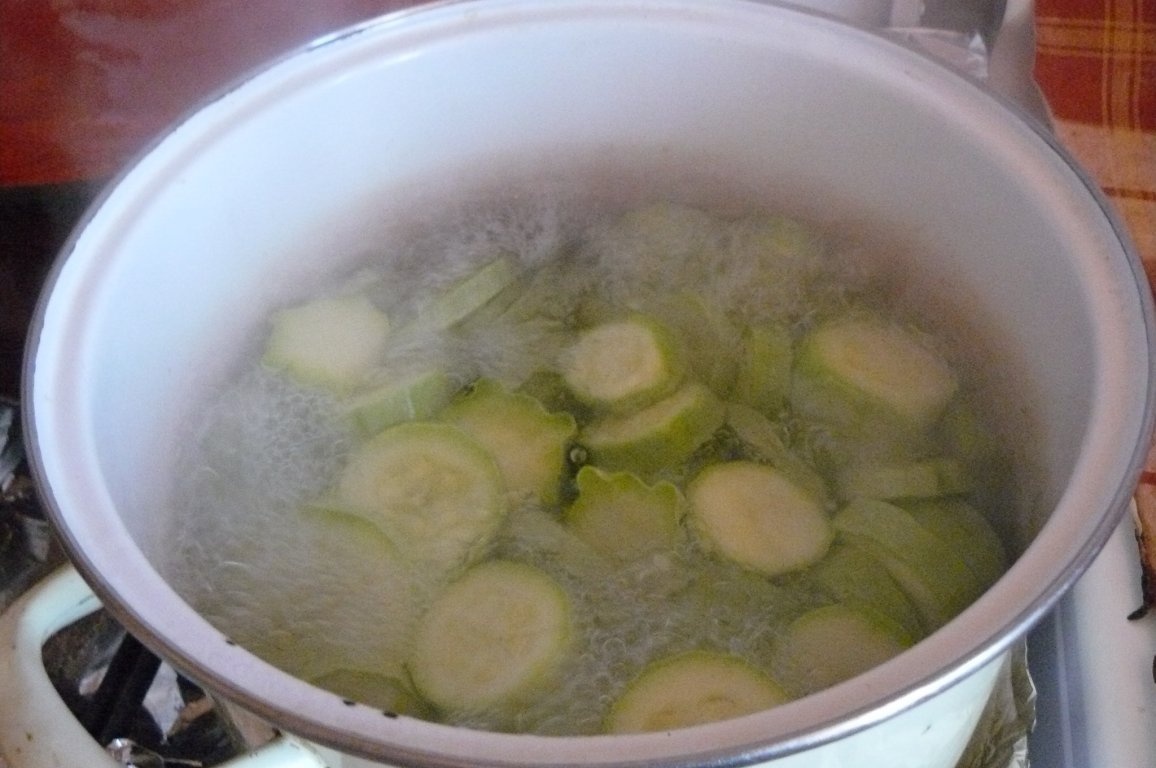 Roşii cireşe(cherry) şi dovlecei în bulion