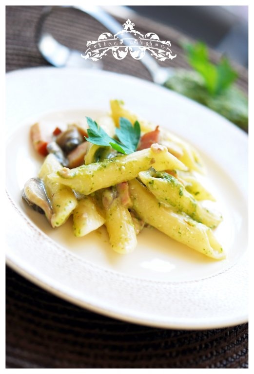 Paste cu bacon, ciuperci si pesto