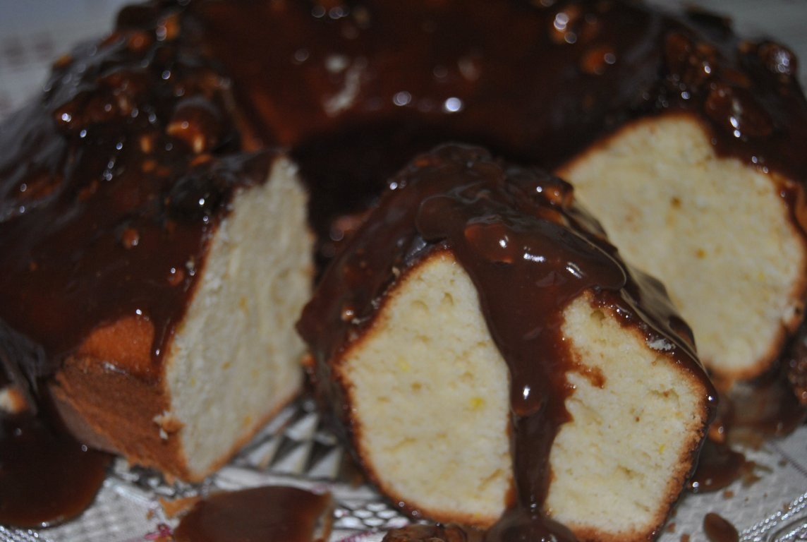 Chec de iaurt cu sos de ciocolatã