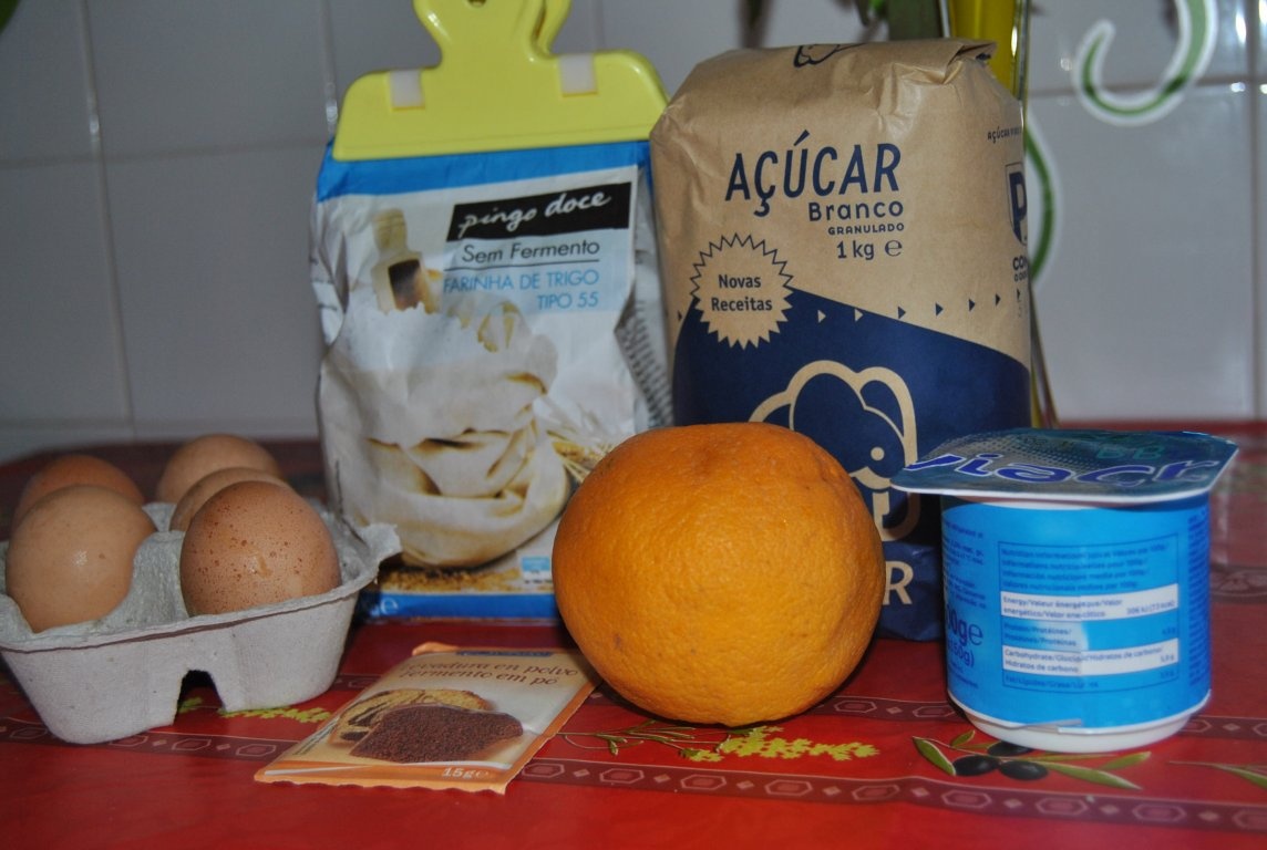 Chec de iaurt cu sos de ciocolatã