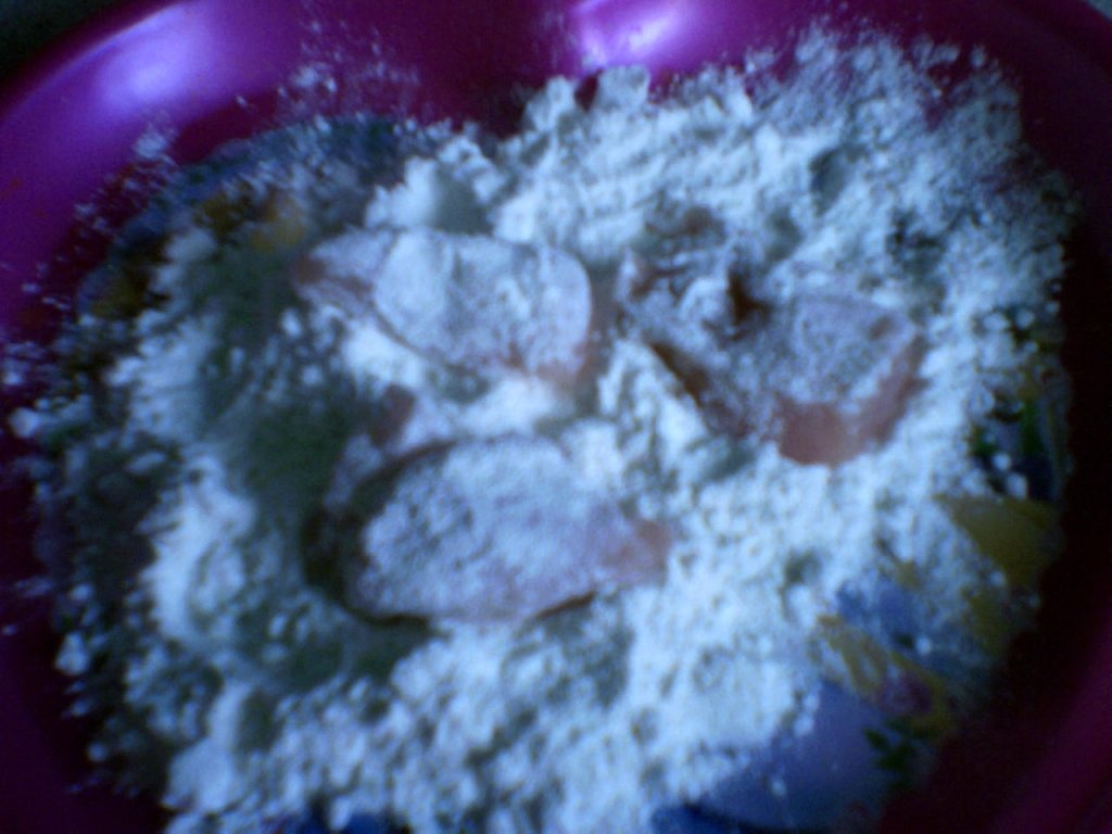 Bucatele crocante de pui cu cipsuri de casa