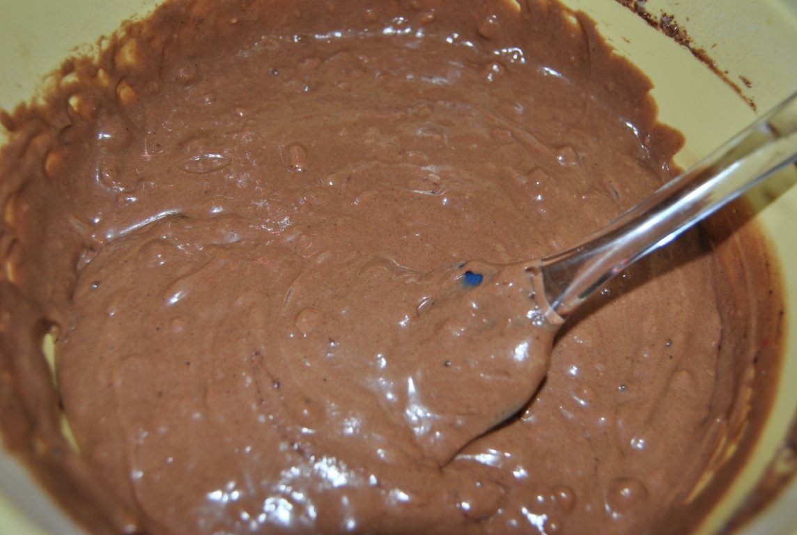 Tort festiv de ciocolatã si alune de pãdure