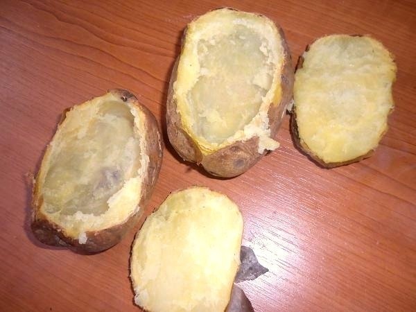 Oua coapte in cartofi