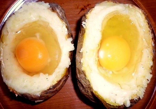 Oua coapte in cartofi