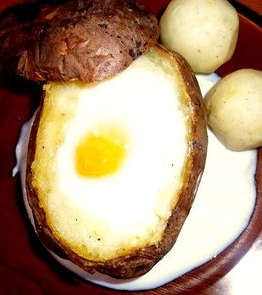 Oua coapte in cartofi