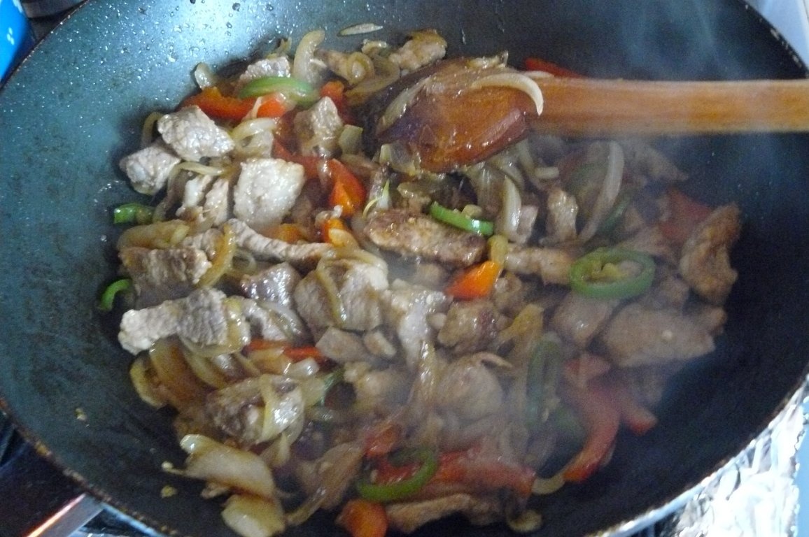 Porc, ananas, orez şi ciuperci