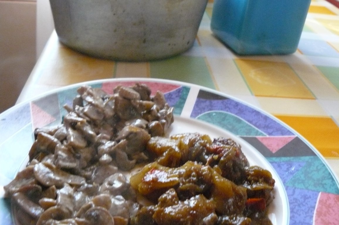 Porc, ananas, orez şi ciuperci