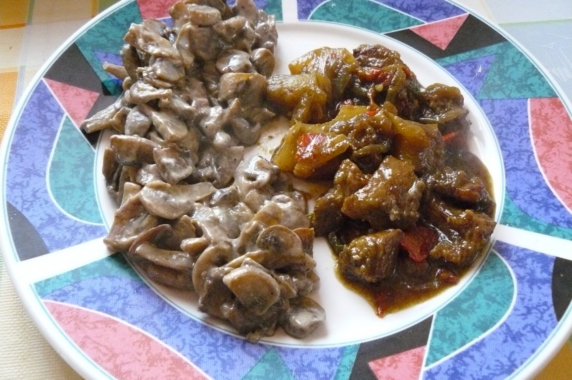 Porc, ananas, orez şi ciuperci