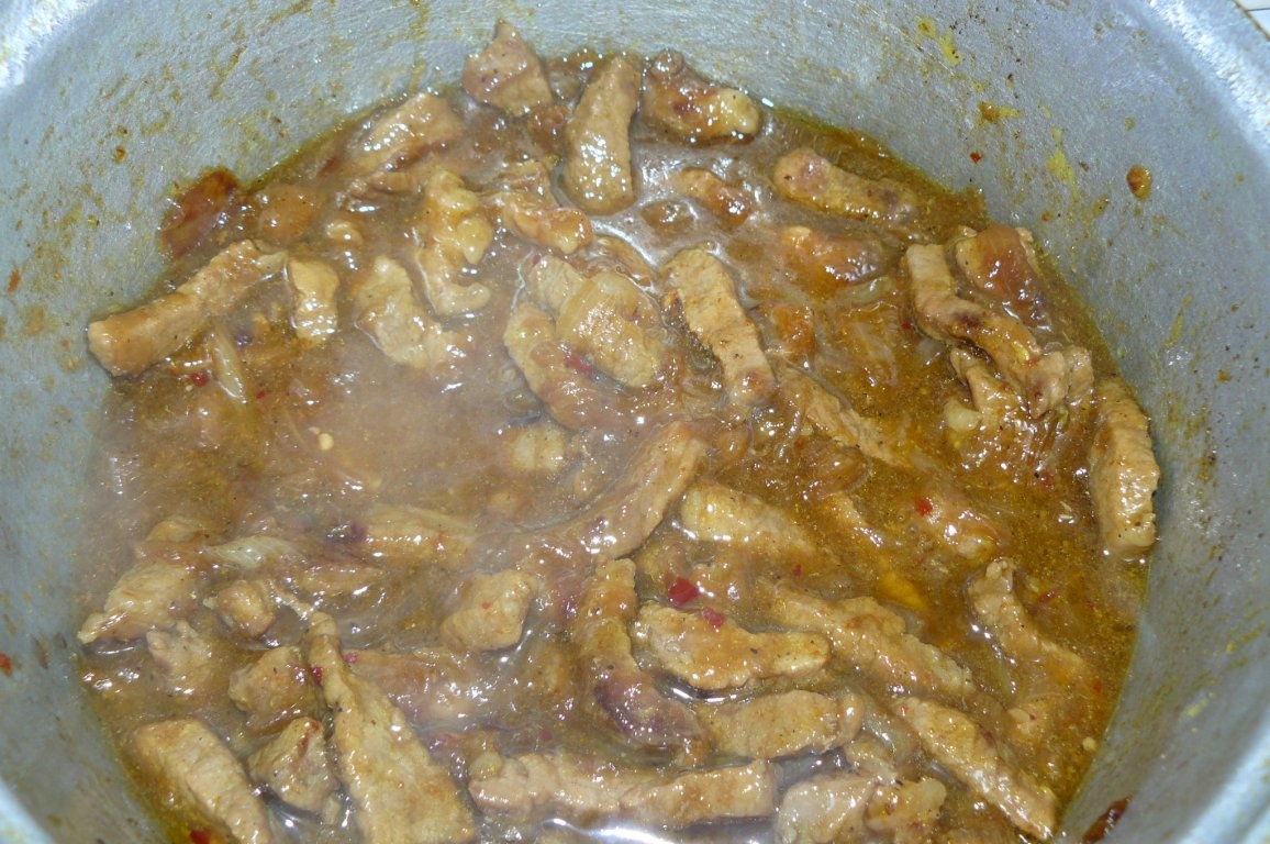 Carne de porc în sos caramel