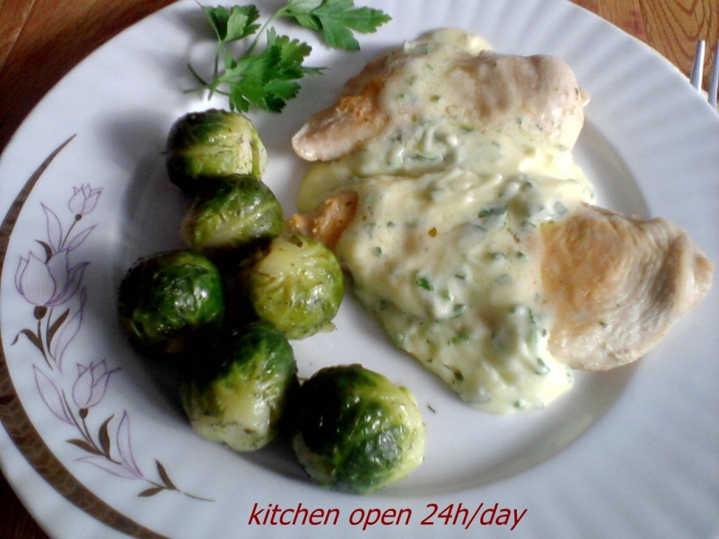 Pui cu sos olandez si varza de Bruxelles