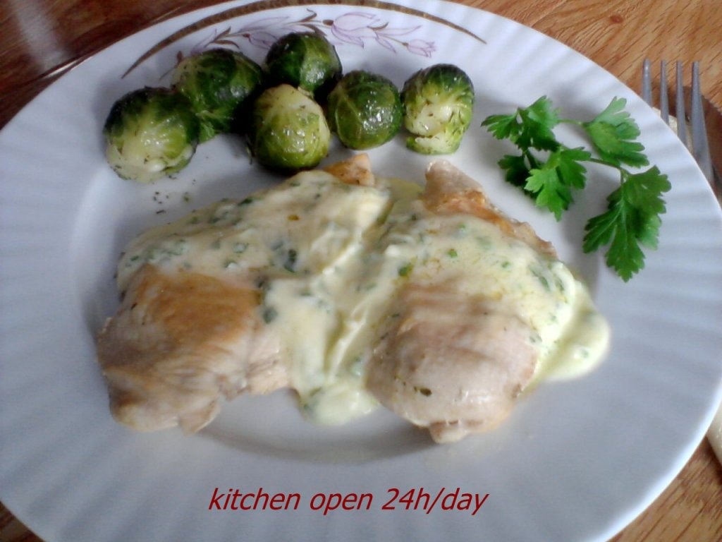 Pui cu sos olandez si varza de Bruxelles