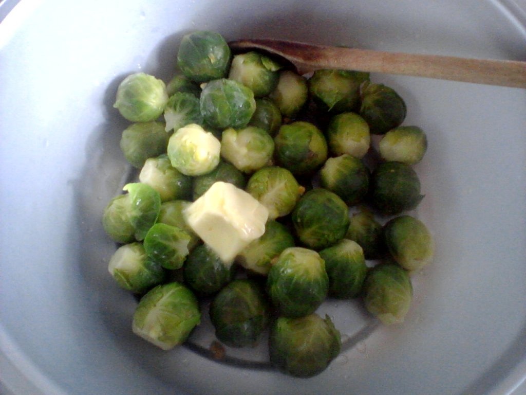 Pui cu sos olandez si varza de Bruxelles