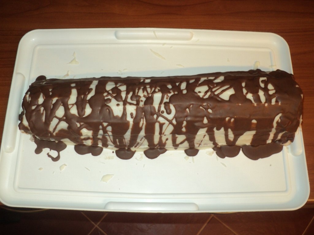 Rulada cu crema de vanilie si crema de cacao