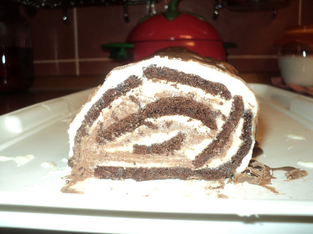 Rulada cu crema de vanilie si crema de cacao