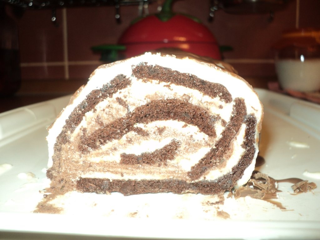 Rulada cu crema de vanilie si crema de cacao