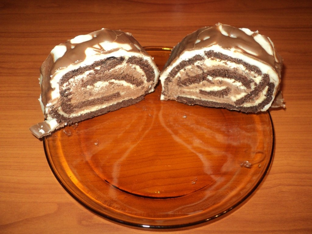 Rulada cu crema de vanilie si crema de cacao