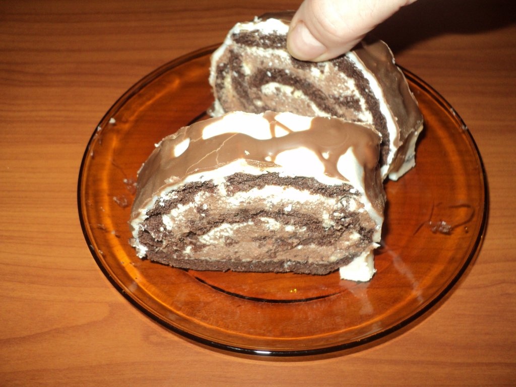 Rulada cu crema de vanilie si crema de cacao