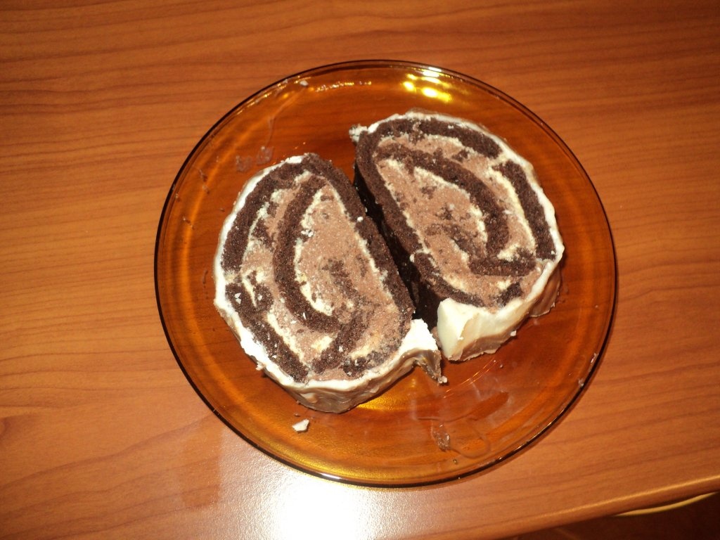 Rulada cu crema de vanilie si crema de cacao