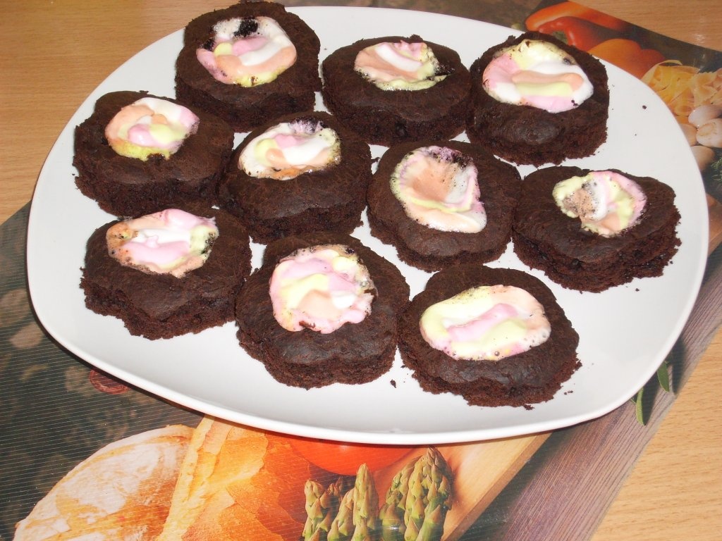 Prajiturele cu marsmallow si glazura de ciocolata