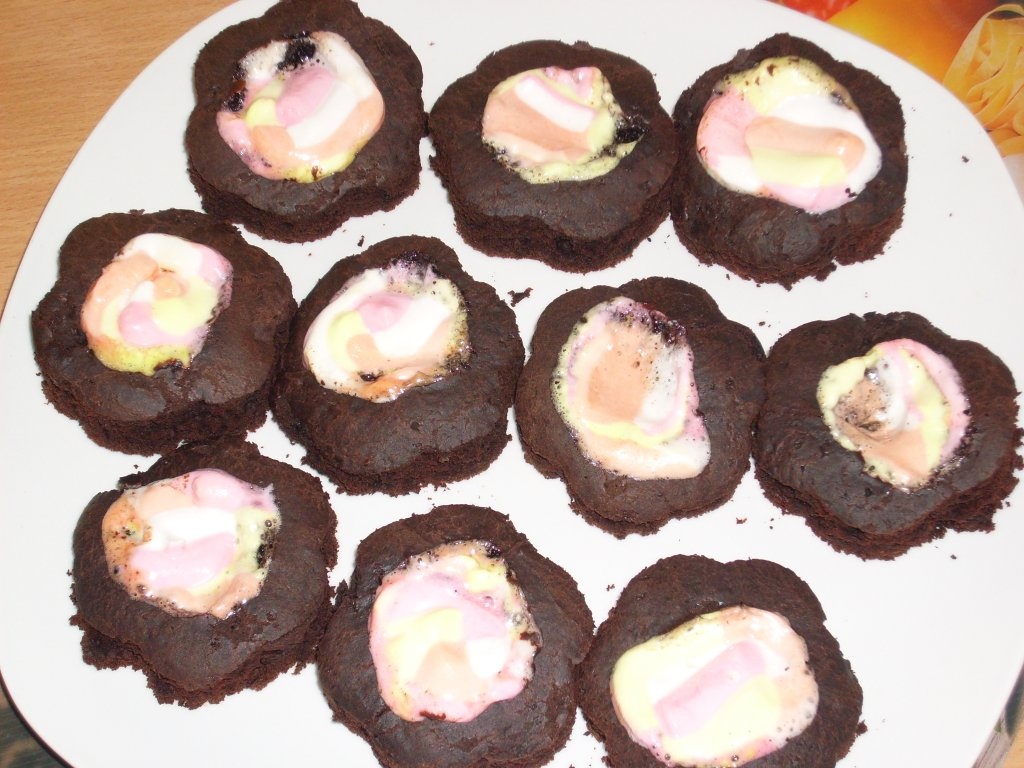 Prajiturele cu marsmallow si glazura de ciocolata