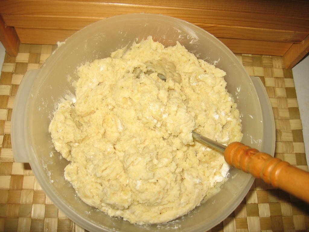 Macrou pe sare cu arome mediteraneene şi crochete de cartofi