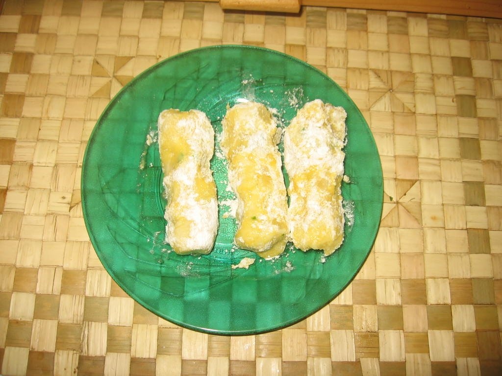 Macrou pe sare cu arome mediteraneene şi crochete de cartofi