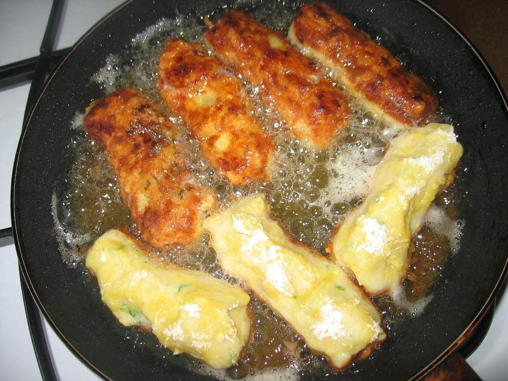 Macrou pe sare cu arome mediteraneene şi crochete de cartofi