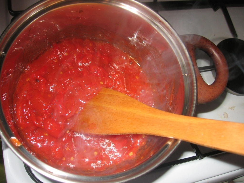 Macrou pe sare cu arome mediteraneene şi crochete de cartofi