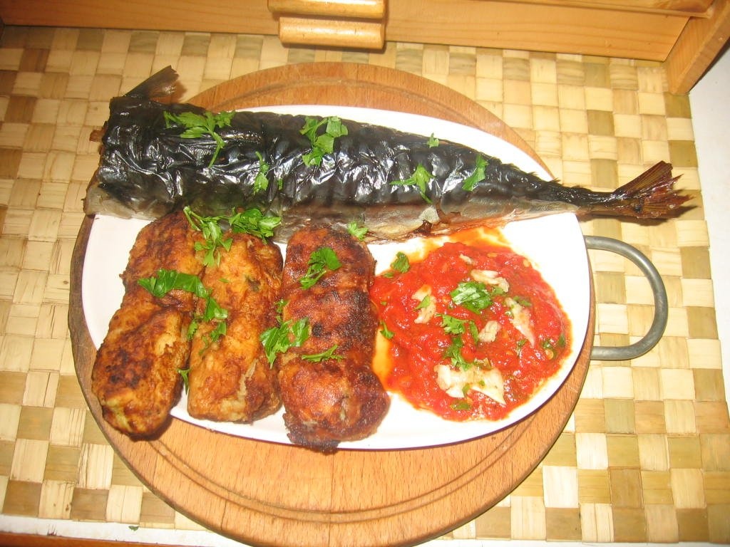 Macrou pe sare cu arome mediteraneene şi crochete de cartofi