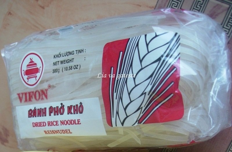 Chiftelute marinate cu taitei de orez