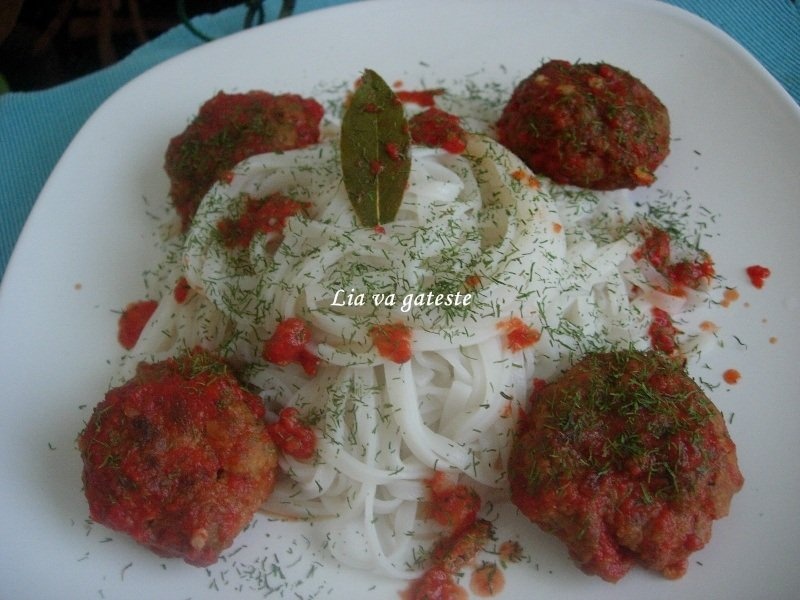 Chiftelute marinate cu taitei de orez