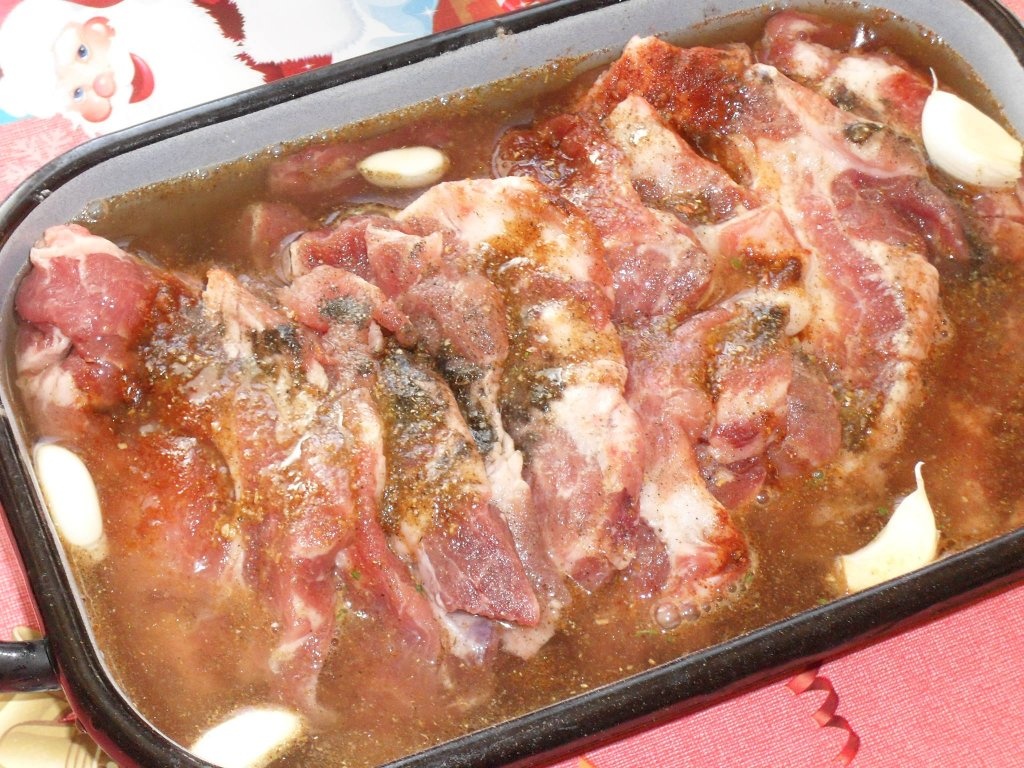 Ceafa de porc la tava cu broccoli si cartofi