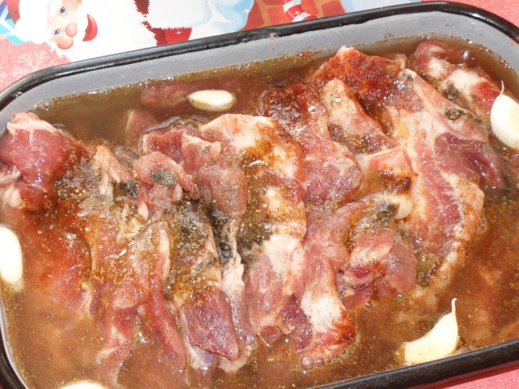 Ceafa de porc la tava cu broccoli si cartofi