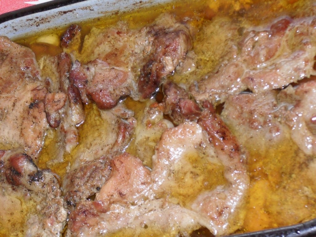 Ceafa de porc la tava cu broccoli si cartofi