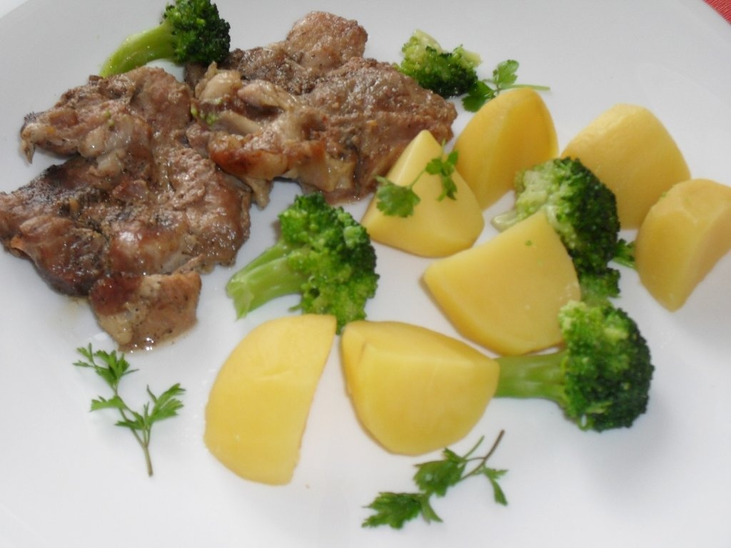 Ceafa de porc la tava cu broccoli si cartofi