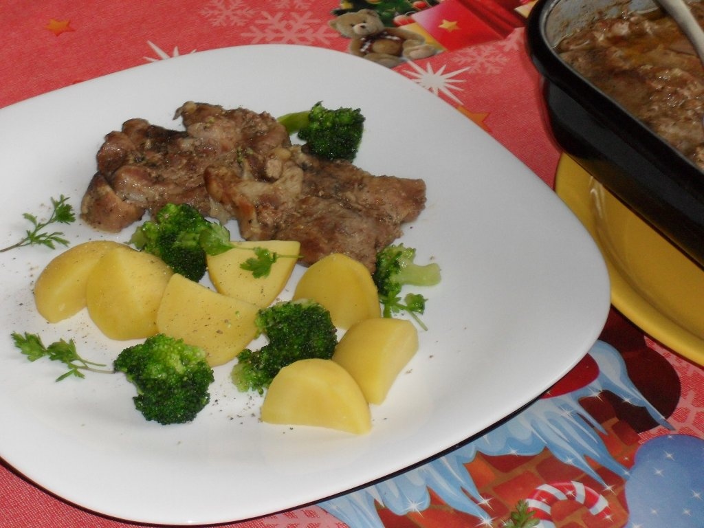 Ceafa de porc la tava cu broccoli si cartofi