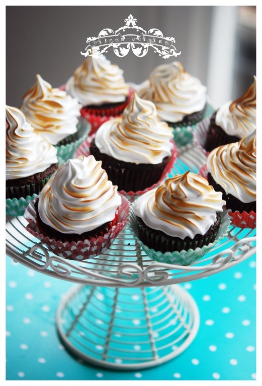 Briose de cacao cu bezea