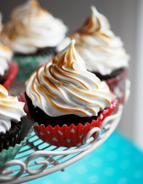 Briose de cacao cu bezea