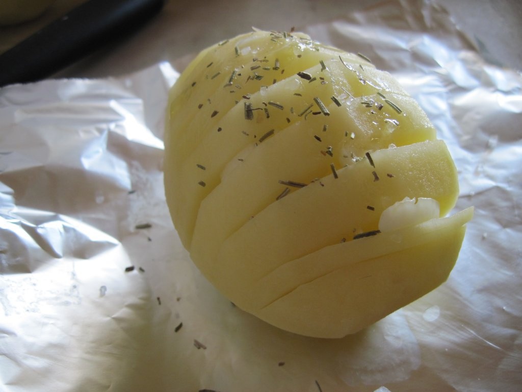 Friptura de pui cu lamaie, si cartofi copti cu usturoi