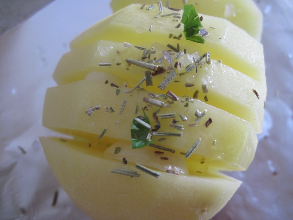 Friptura de pui cu lamaie, si cartofi copti cu usturoi