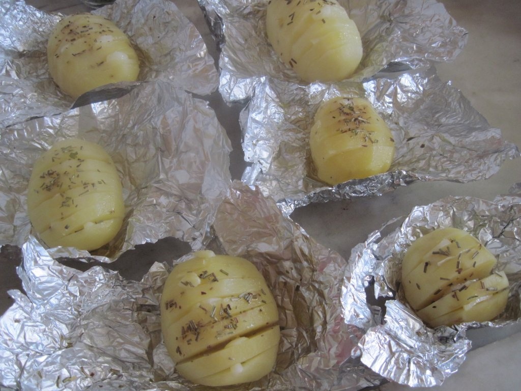 Friptura de pui cu lamaie, si cartofi copti cu usturoi