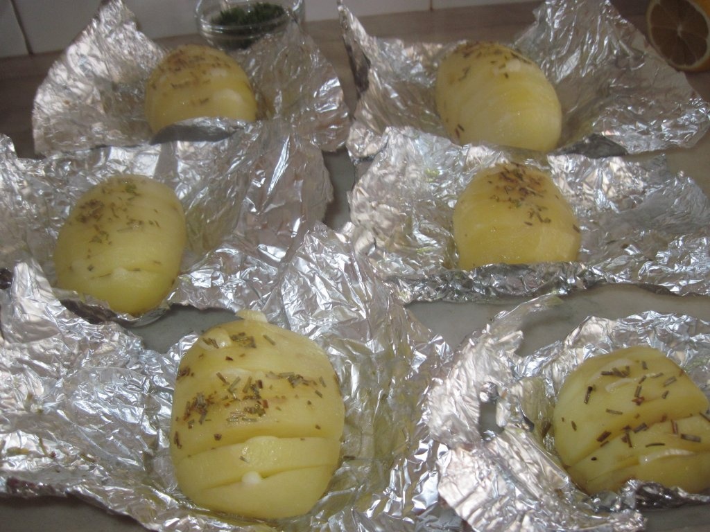 Friptura de pui cu lamaie, si cartofi copti cu usturoi