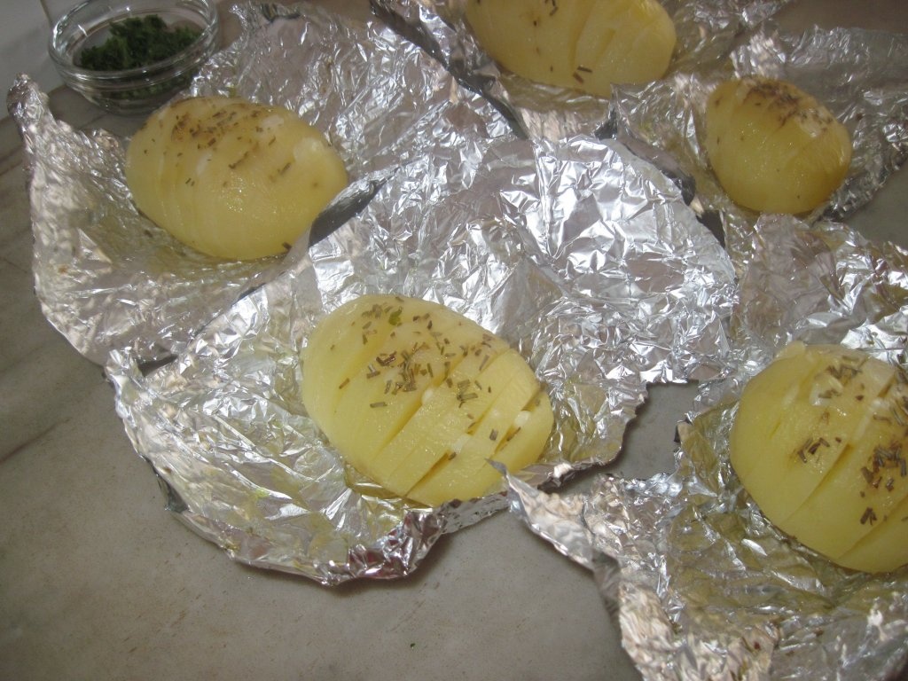 Friptura de pui cu lamaie, si cartofi copti cu usturoi